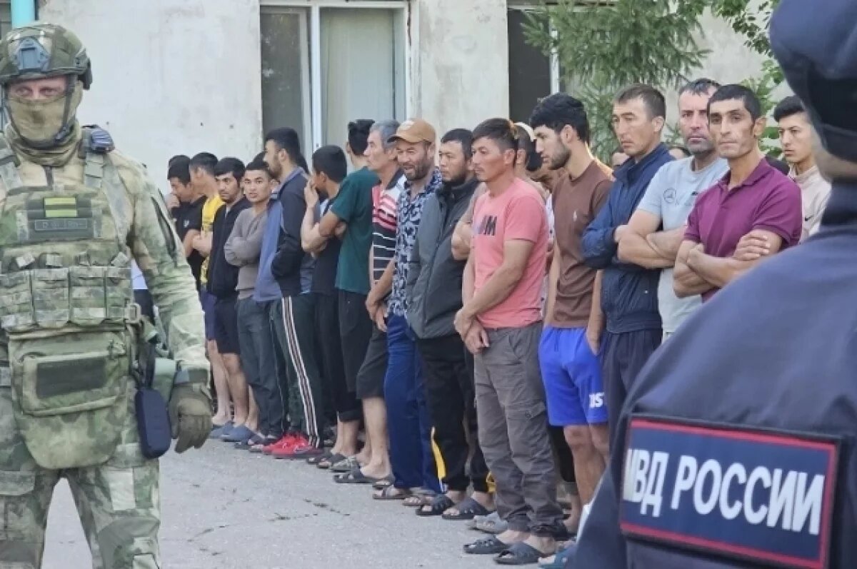    В Самаре на рынке Солнечный полиция нашла 30 мигрантов-нарушителей