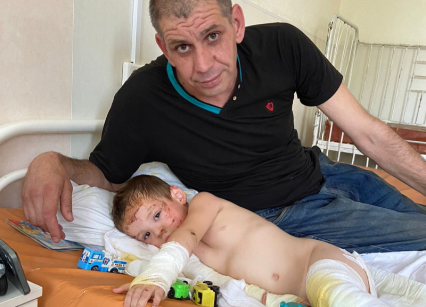 Денис Бескаев вместе с младшим сыном Егором в БСМП Волгодонска