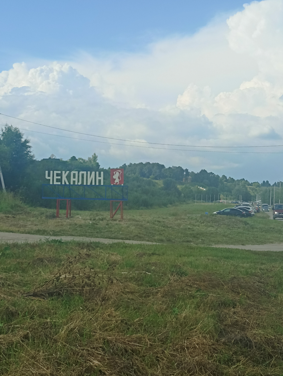 В правой части фото - парковка фестиваля