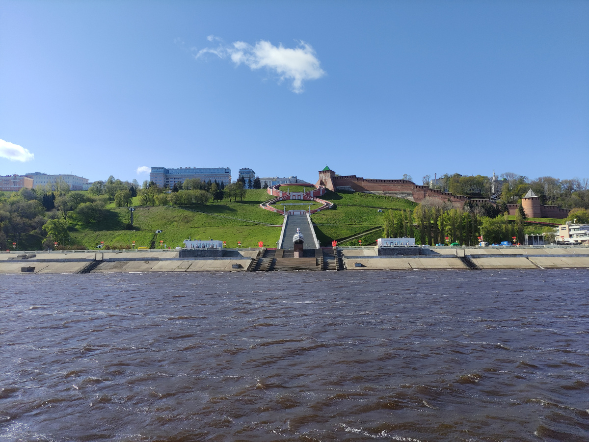 Вид на кремль и Чкаловскую лестницу с теплохода
