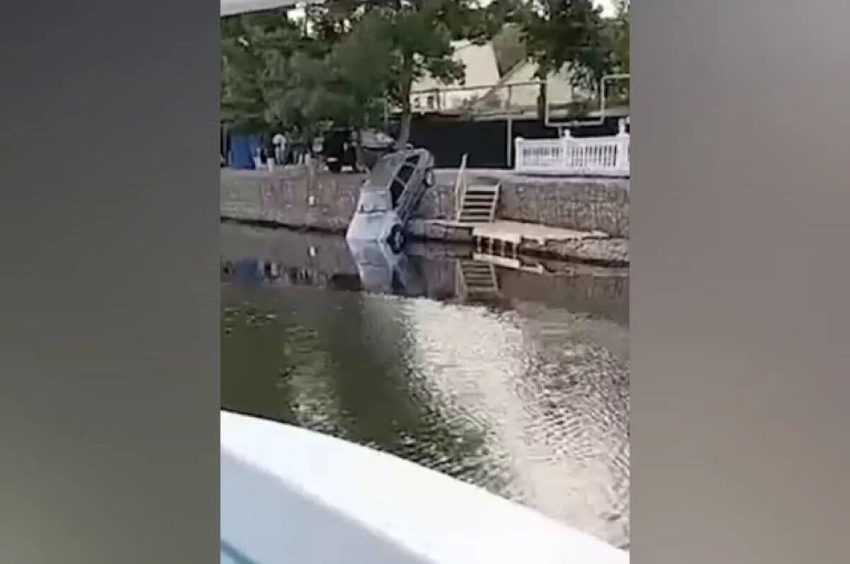    В Туапсинском районе Кубани водитель отечественной машины завис над рекой