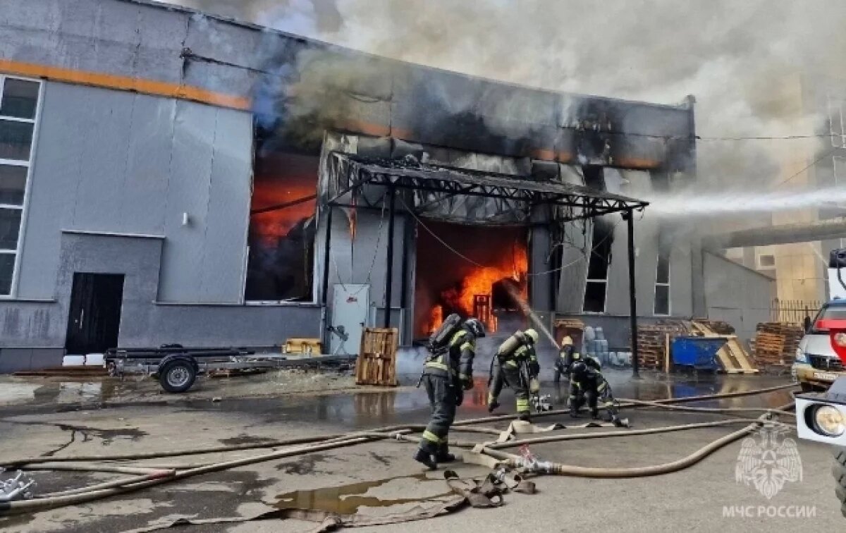    В Ярославле тушат крупный пожар