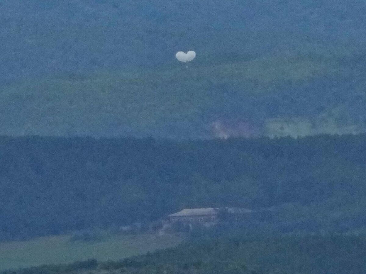    Воздушные шары, обнаруженные с наблюдательного поста в Южной Корее© AP Photo / Ahn Young-joon