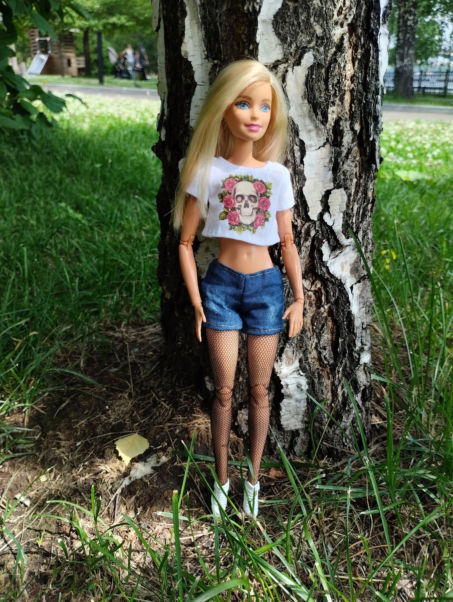 прям русская девица у березки...