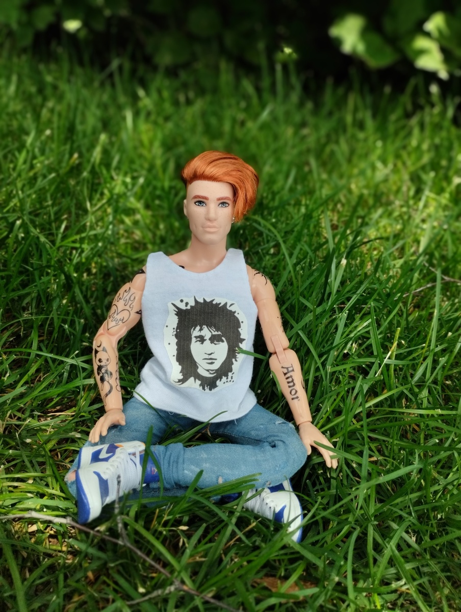 Ах, какая мягкая травка! Надо позвать сюда подругу...