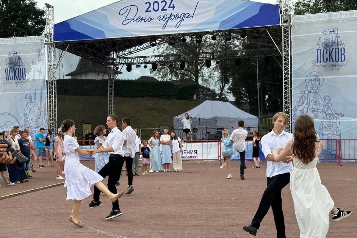   Молодежный вечер парных танцев прошел в Пскове