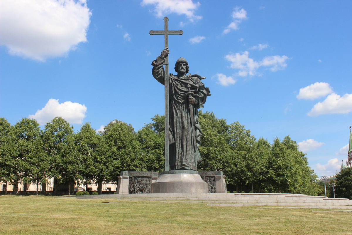 Памятник Владимиру Великому на Боровицкой площади (фото: Вячеслав Михеев)