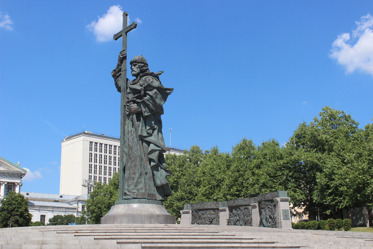 Памятник Владимиру Великому на Боровицкой площади (фото: Вячеслав Михеев)