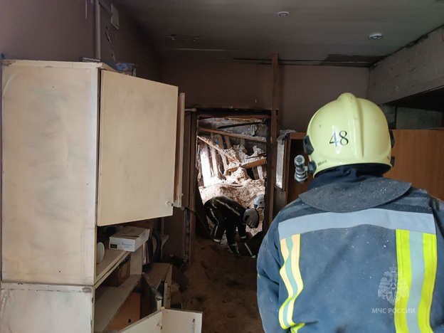    В Слободском после взрыва спасли человека под завалами