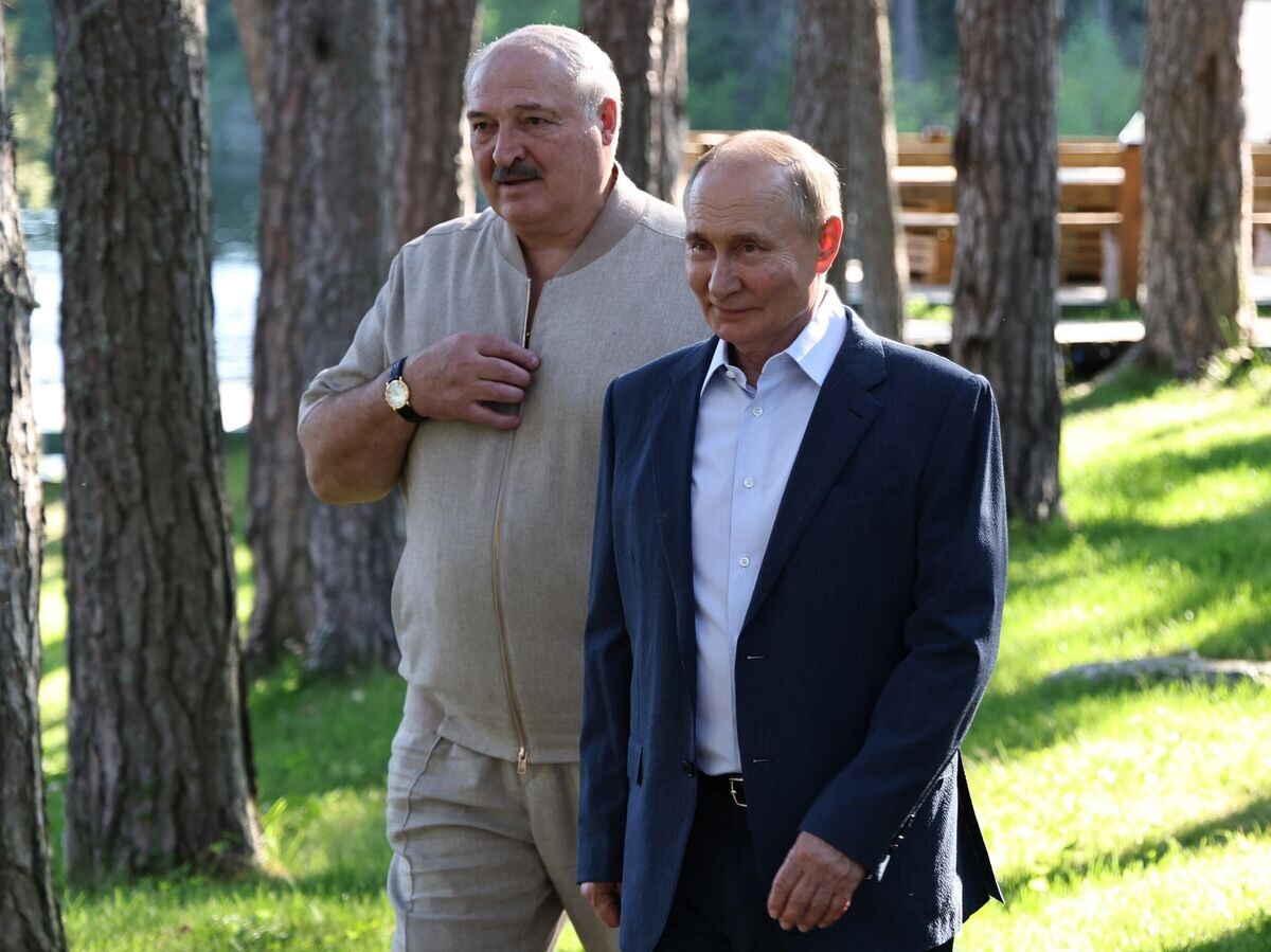    Президент России Владимир Путин и президент Белоруссии Александр Лукашенко во время посещения часовни Валаамской иконы Божией Матери на острове Светлый© РИА Новости / POOL