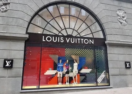    Louis Vuitton, Hugo Boss и другие бренды отшивались на Украине. Сейчас они сворачивают своё производство