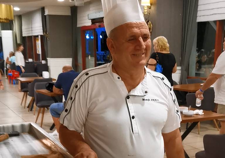 У нас так не готовят, потому что лень. А я считаю зря. Турецкий повар научил, как приготовить невероятно вкусную яичницу Чилбир