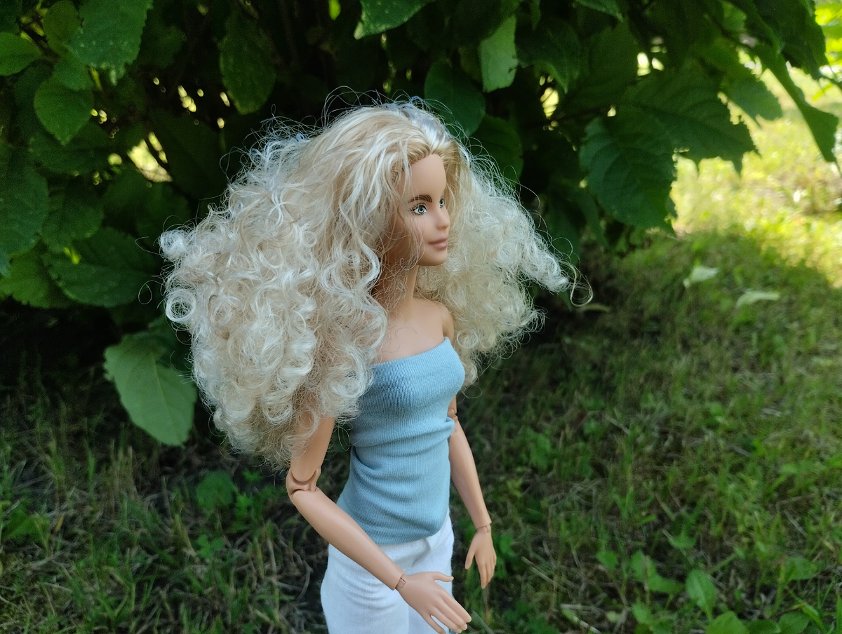 Эмили в поисках тенька. На солнце получаются на лице слишком резкие тени... 