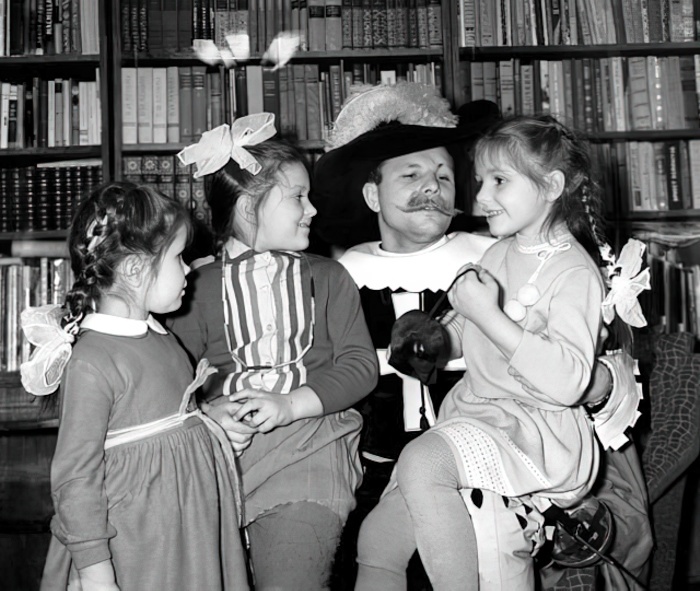 Юрий Гагарин в костюме мушкетёра с дочерью Галей, Ирой Комаровой и дочерью Леной. Валентин Черединцев. Фотохроника ТАСС. 1965 год.