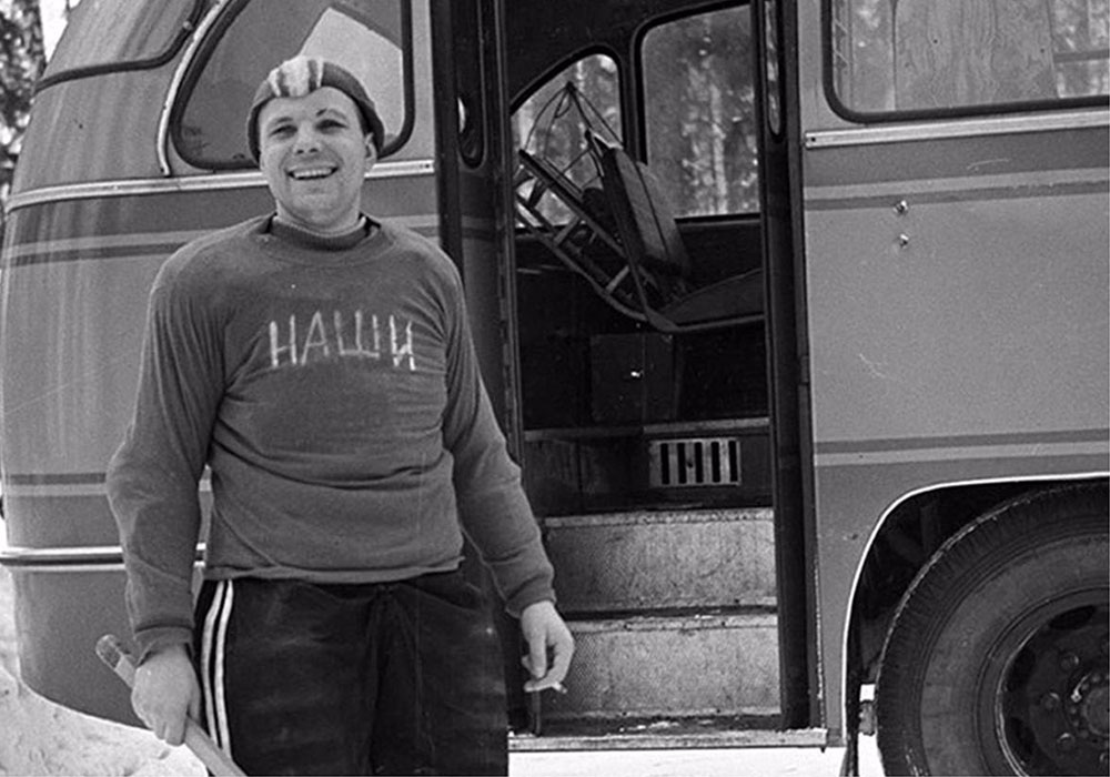 Ю.А. Гагарин - капитан хоккейной команды «Наши». Звёздный городок. 1963 год. Фото Б.А. Смирнова  