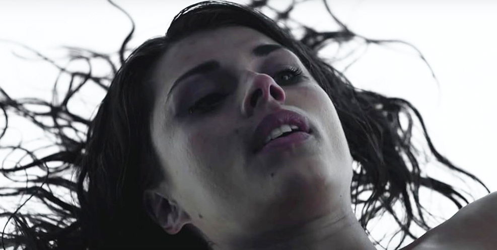 Кадр из фильма Under the Skin. Режиссер: Джонатан Глейзер. Оператор: Дэн Лэндин. Производство: BFI, Creative Scotland, Film4, FilmNation Entertainment, JW Films, Nick Wechsler Productions, Scottish Screen, Sigma Films, Silver Reel, UK Film Council. Показ в России: Top Film Distribution