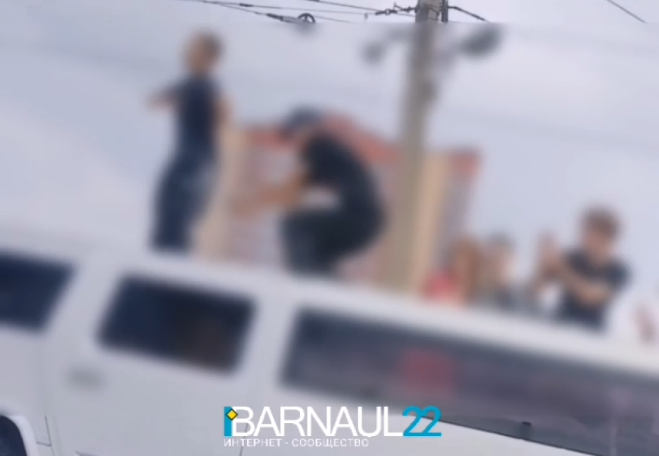    Дети на лимузине. Источник: Barnaul 22