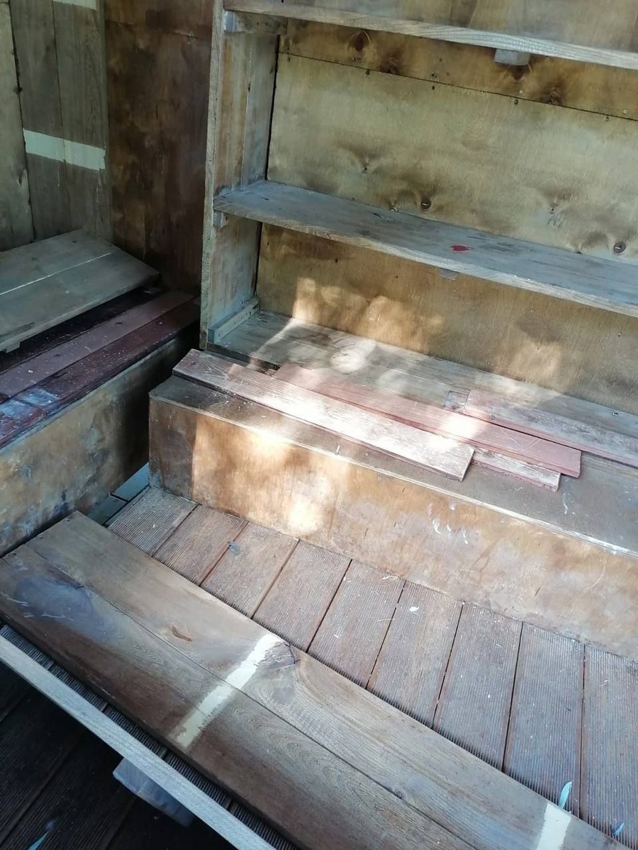  📷    В Бузулуке вандалы сломали стулья и лежаки в Троицком парке Кристина Просвиркина