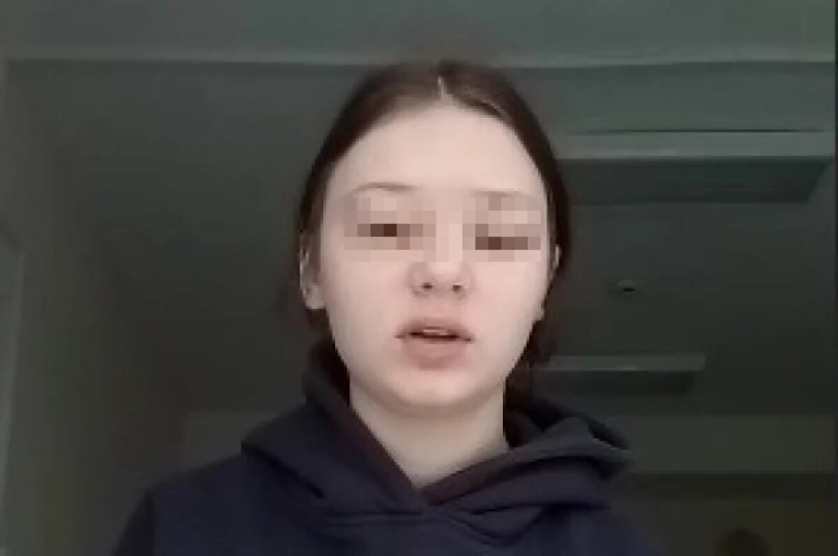    Девушка, сбежавшая из детдома из-за побоев, записала видео