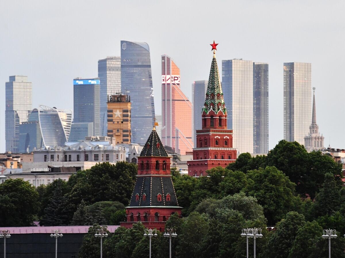    Московский Кремль и небоскребы делового центра "Москва-Сити"© РИА Новости / Наталья Селиверстова
