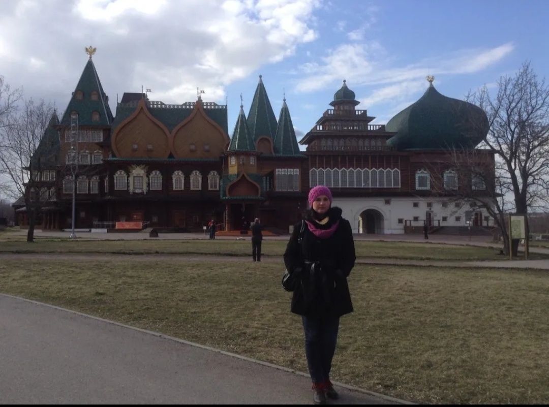 Фото сделано 9 лет назад в Коломенском. Одном из небольших  количеств мест, оставшихся любимыми по сегодняшний день. Правда новодельный дворец Алексея Михайловича не нравится