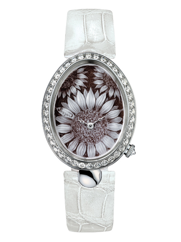 Часы Breguet Reine de Naples в 40х31,95 мм мм корпусе из белого золота с бриллиантами по корпусу. Циферблат из натуральной раковины с резным мотивом в технике камеи