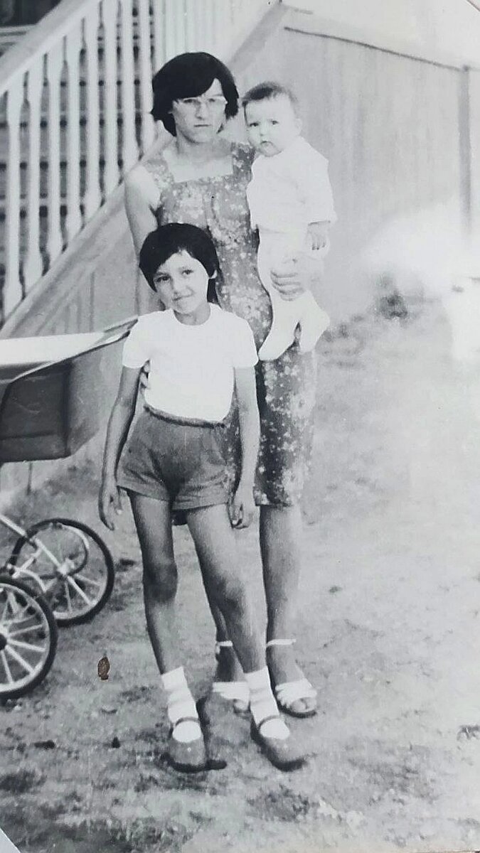 Мы с мамой и братом в год нашего новоселья.