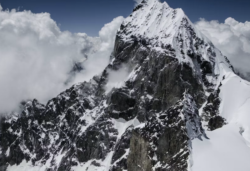 Ушба со спуска на Ушбинское плато. Photo by Peter Schon, from Georgian website.