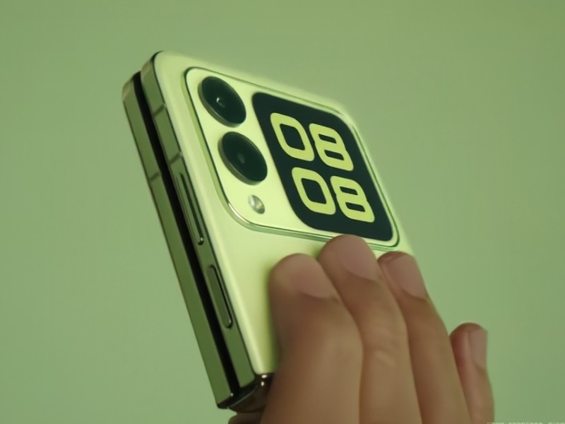    HUAWEI анонсировала первую раскладушку серии nova [ФОТО]