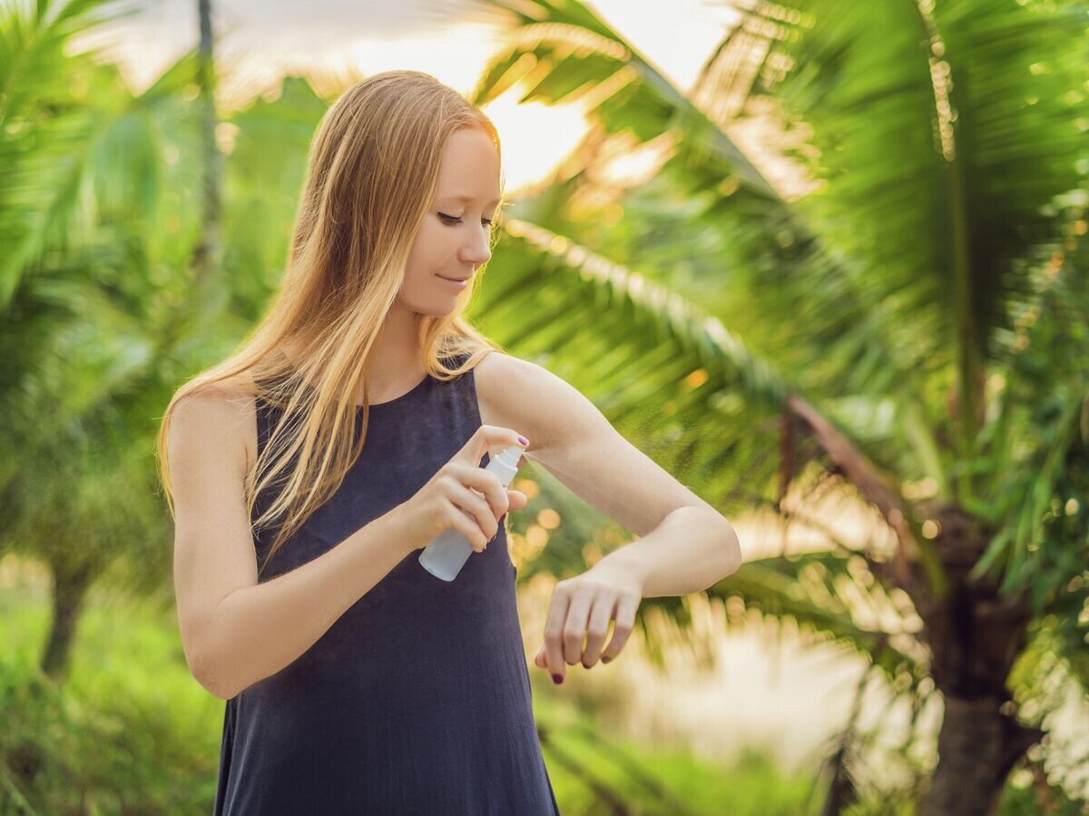    Девушка распыляет средство против насекомых© Depositphotos.com / galitskaya