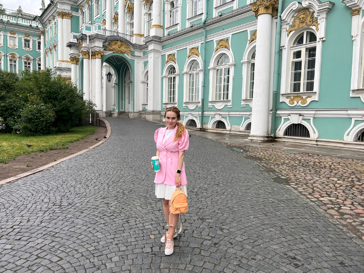 Сделать фотографию внутри, кстати, тоже тот еще квест, потому что часть толпы просто приходит, чтобы пофотографироваться и один и тот же человек может стоять на лестнице полчаса, пока его не сфотографируют во всех ракурсах(