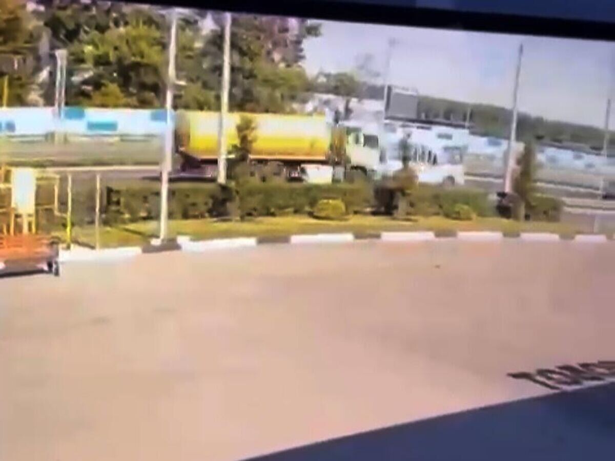    Момент столкновения грузового автомобиля и автобуса "ПАЗ 32054" в Воронежской области. Кадр видео