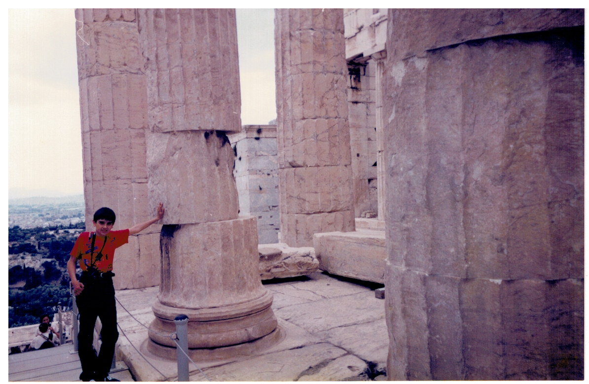 Мой сын у колонны храма  Парфенон в Афинах