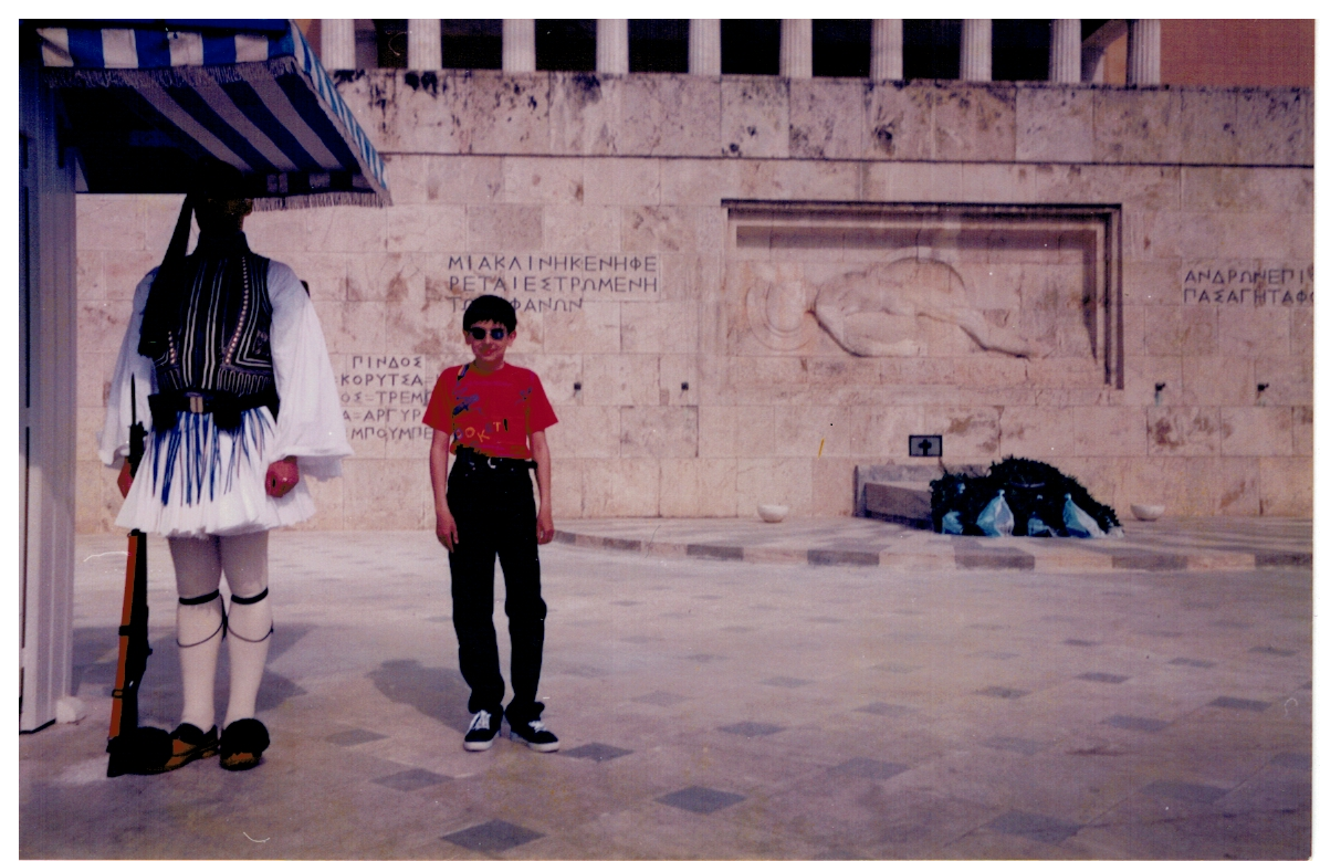 Мой "Джеймс Бонд" рядом с греческим воином 