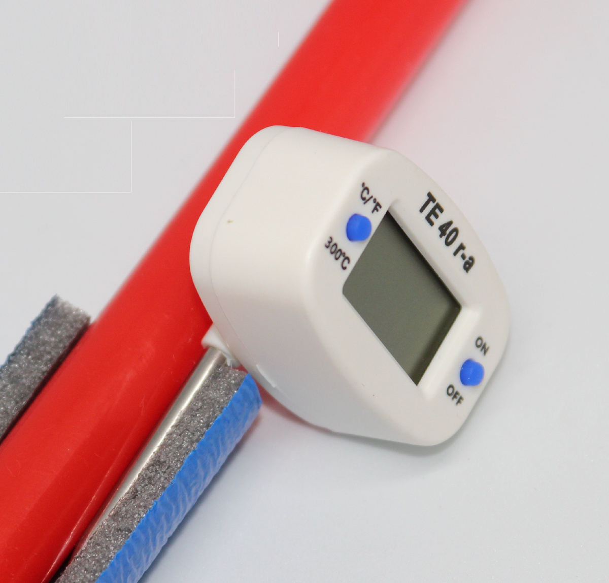  электронные термометры TE 40 r-a, с щупом длиной 40мм и цифровым поворотным дисплеем. Точность измерений 1 градус и шаг измерений0,1градуса. Экономный режим энергопотребления.