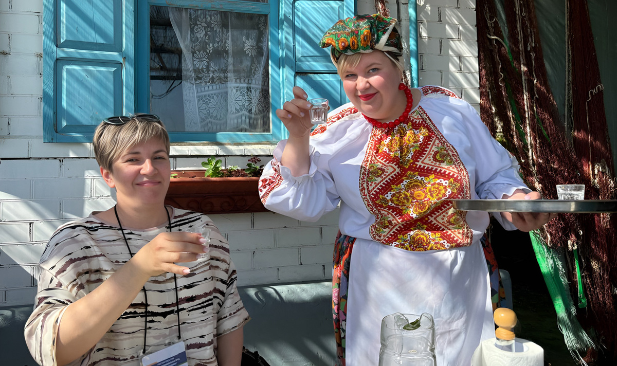 Зинаида Шкипидар угощает участников пресс-тура «богудоновской текилой». Фото Виолетты БОРИСЕНКО.