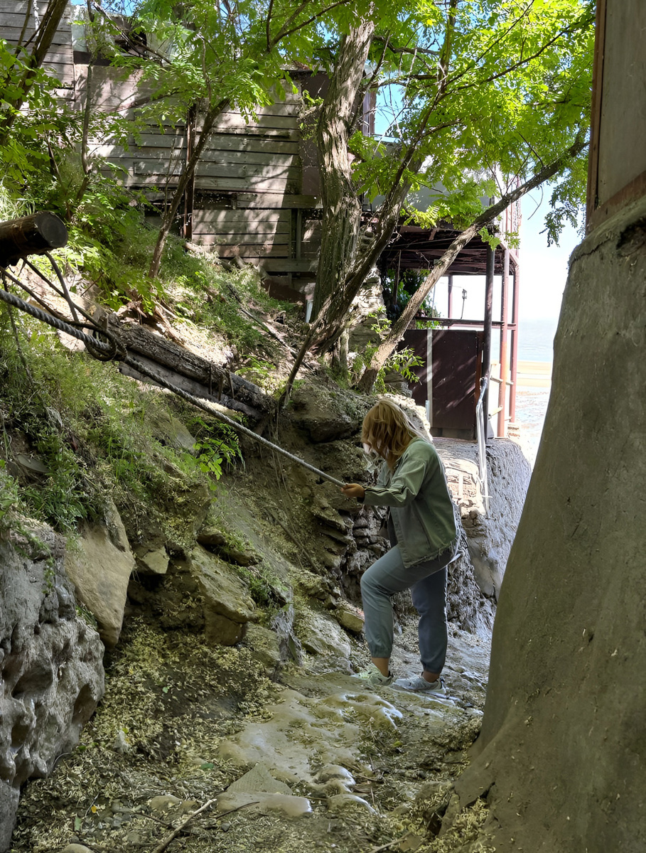 По узким и скользким улочкам можно пройти, лишь держась за канат. Фото Виолетты БОРИСЕНКО.