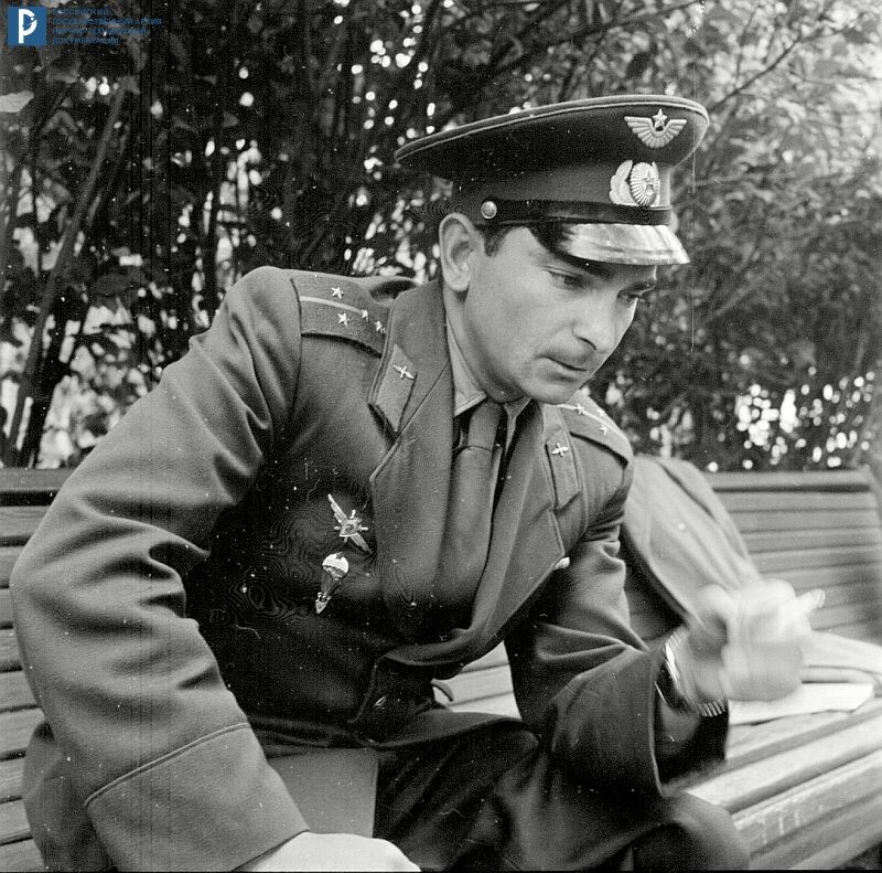 Космонавт В.Ф. Быковский отдыхает на скамейке в сквере. 1962 г. РГАНТД. Арх. № 1-11200.