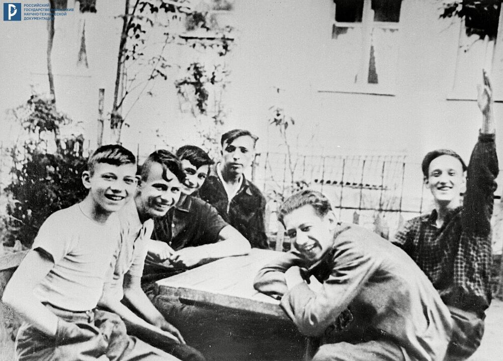 Валерий Быковский (3-й слева) с друзьями во дворе. РГАНТД. Арх. № 1-16312.  