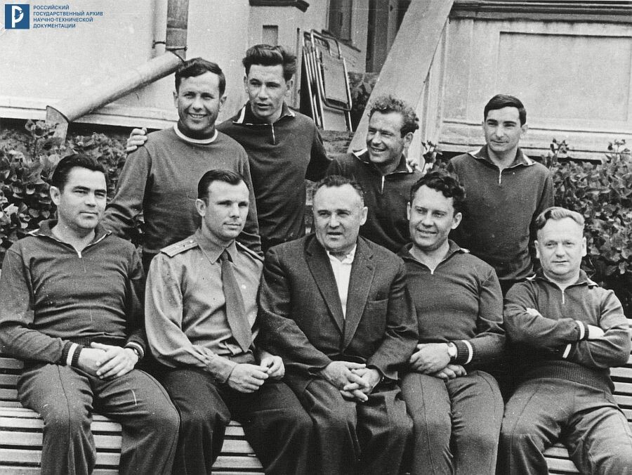 Руководители и члены первого отряда космонавтов. Слева направо: 1 ряд – А.Г. Николаев, Ю.А. Гагарин, С.П. Королев, Е.А. Карпов, Н.К. Никитин; 2 ряд – П.Р. Попович, Г.Г. Нелюбов, Г.С. Титов, В.Ф. Быковский. Май 1961 г. РГАНТД. Арх. № П-208.