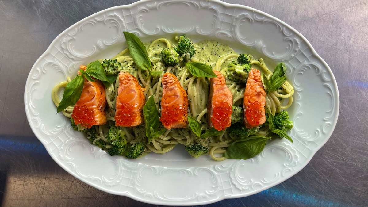 Сегодня хочу поделиться с вами невероятно вкусным рецептом - сливочная паста с песто, лососем и красной икрой!