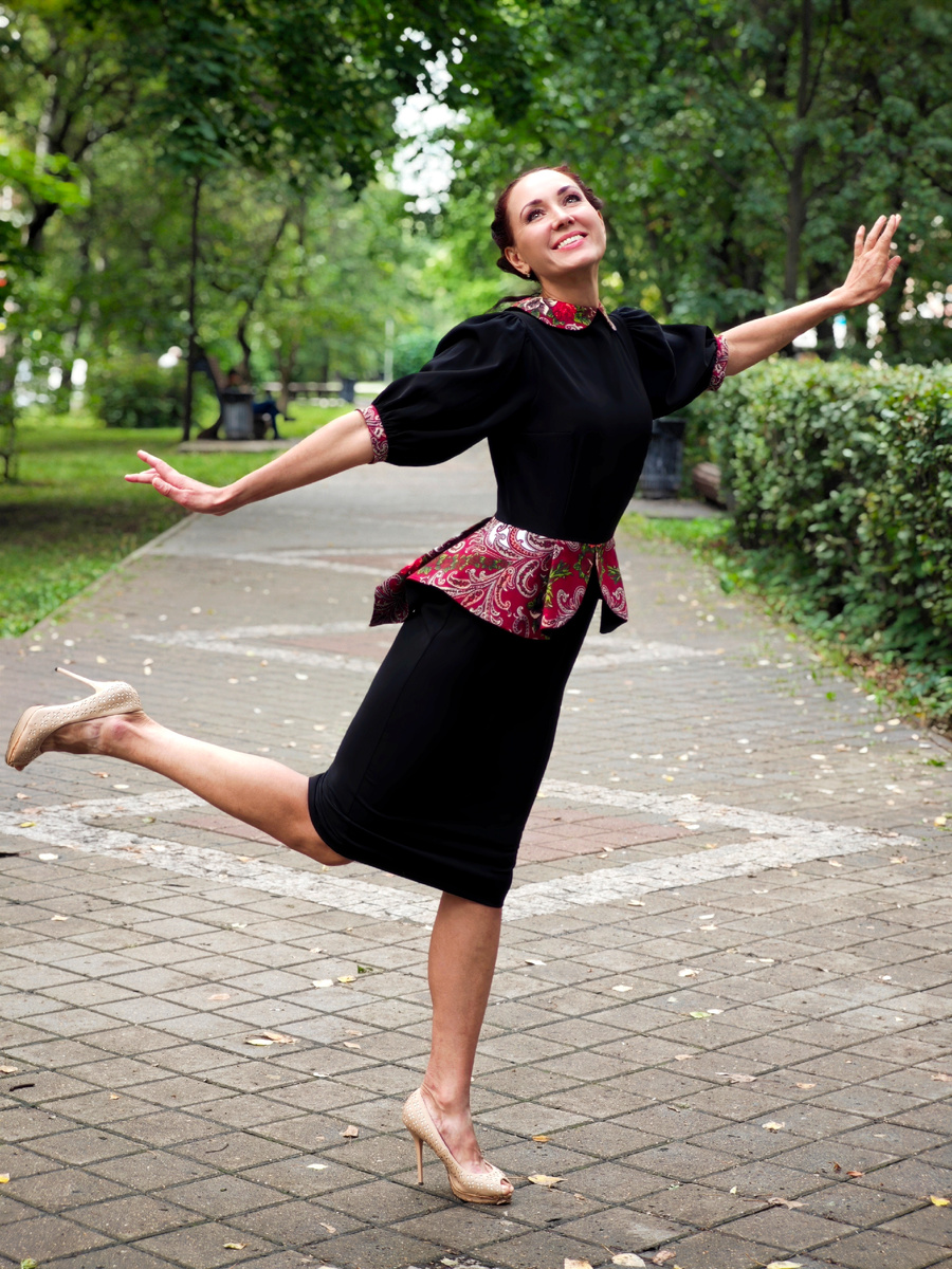 Очень красивое деловое платье с элементами из павловопосадских платков