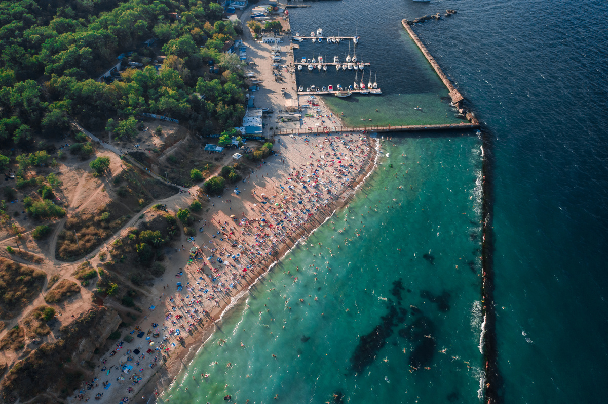 Источник: https://ru.freepik.com/free-photo/aerial-view-crowd-people-beach_11707230.htm#fromView=search&page=1&position=1&uuid=91c45dce-47f8-4ed3-ac3a-0842fa0b50df&query=%D0%BF%D0%BB%D1%8F%D0%B6+%D0%B0%D0%B7%D0%B5%D1%80%D0%B1%D0%B0%D0%B9%D0%B4%D0%B6%D0%B0%D0%BD