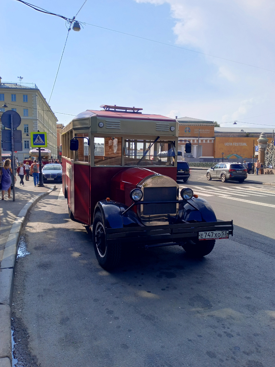 Старая машинка в Питере. Источник: фото автора. 