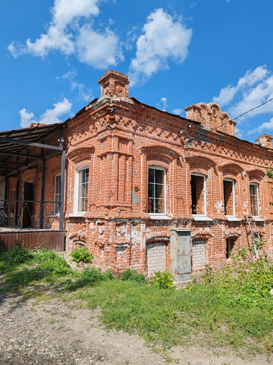 В этом здании и расположено кафе