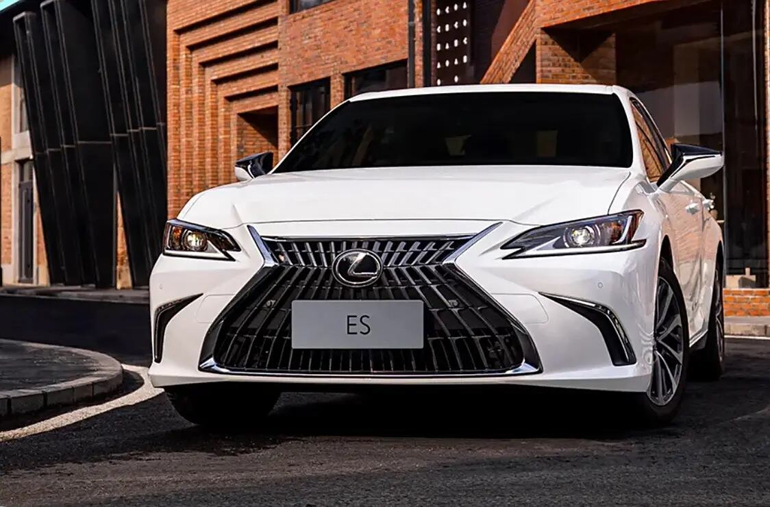 Новый Lexus ES будет доступен на китайском рынке с тремя типами силовых агрегатов. В том числе в гибридной модификации. 