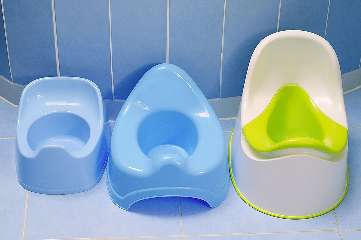 Для самых маленьких выбирайте горшок со спинкой и бортиком. Источник: Shutterstock📷
