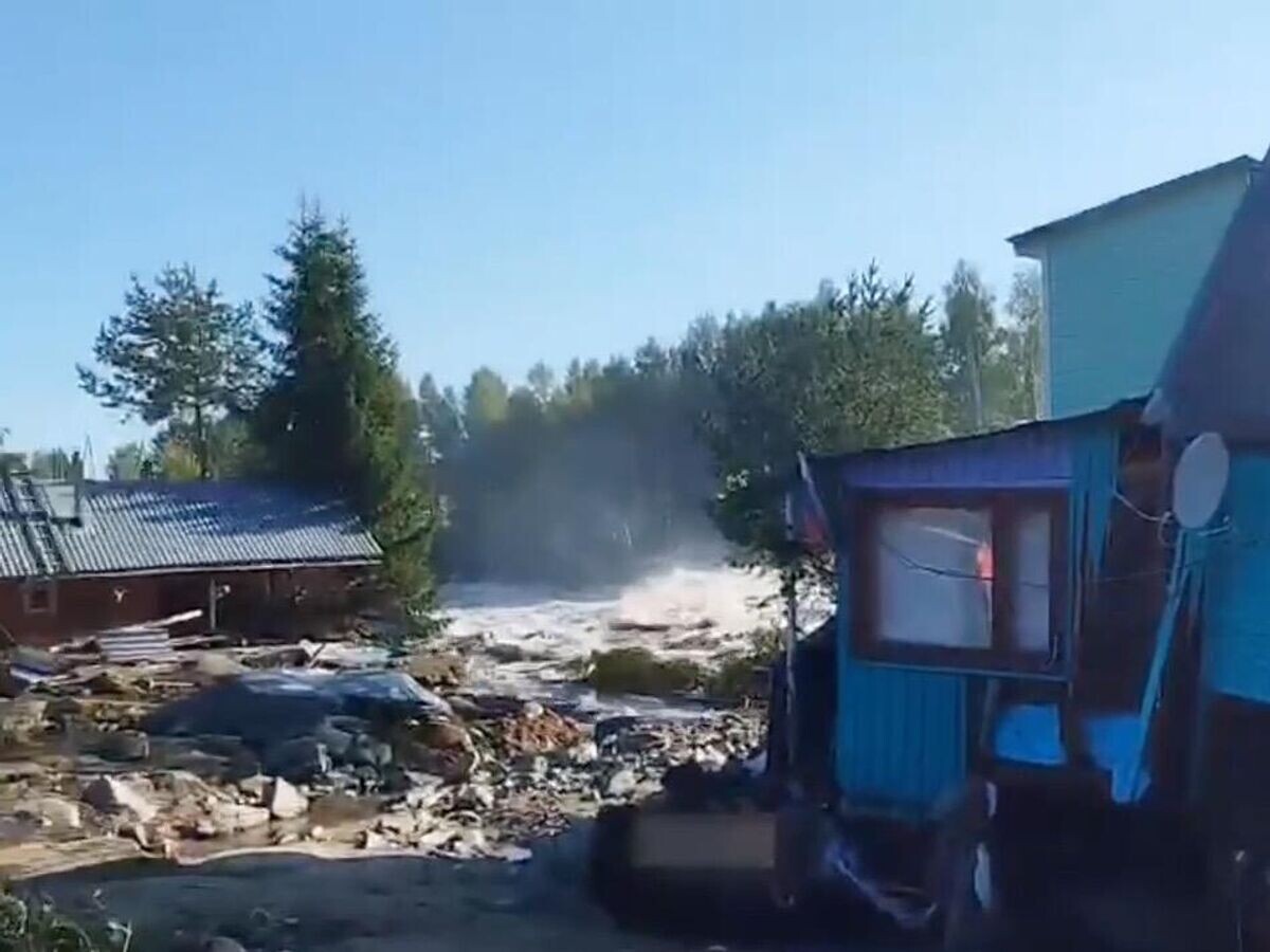    Силы МЧС России проводят поисково-спасательные работы на месте размыва временной дамбы в Карелии. Кадр видео© ГУ МЧС России по Республике Карелия