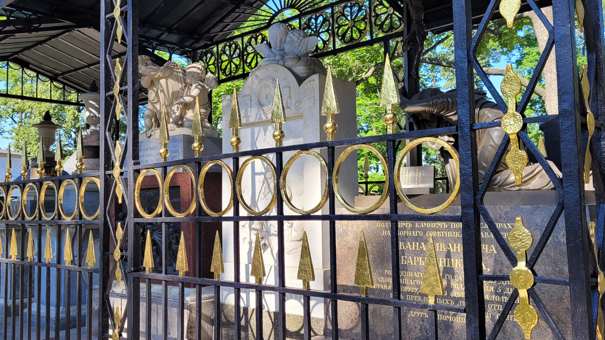 Справа - надгробие сына Барышникова, белый памятник - отец Иван Иванович Барышников.