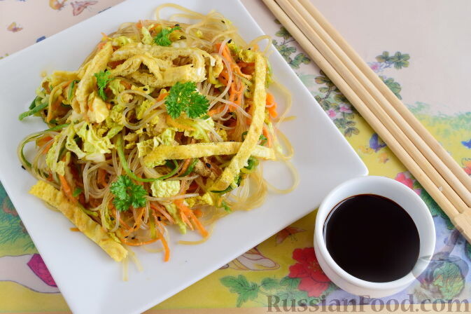 лапша фунчоза, яйца, капуста пекинская, морковь, огурцы, соус соевый, сок лимонный, масло кунжутное, масло оливковое, сахар коричневый, кунжут